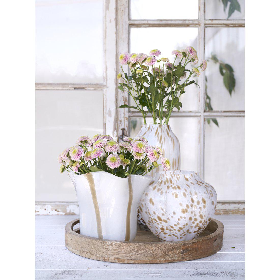 Mella vas vit med beiga prickar